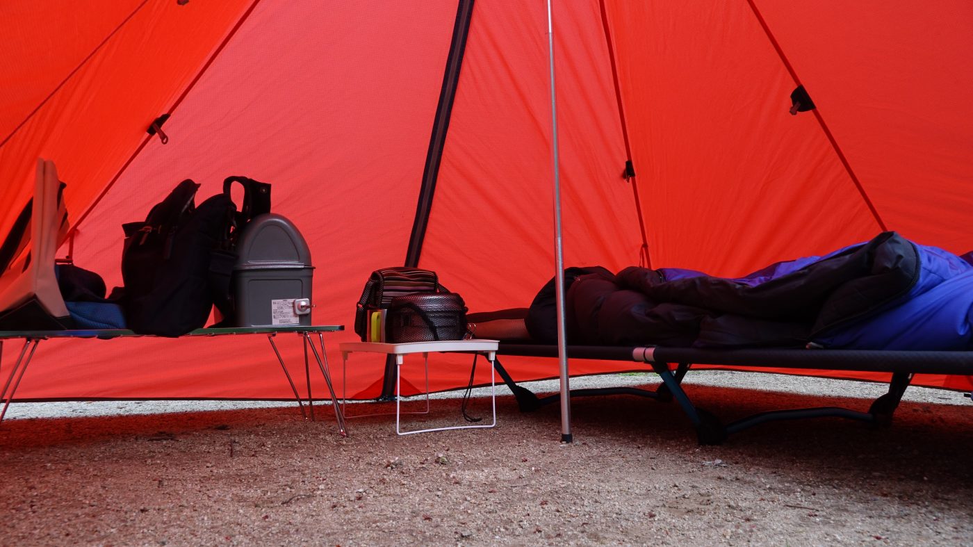 キャンプの雨対策なんだけど、地面に荷物を直置きしないだけでも十分効果があると思うんだ。