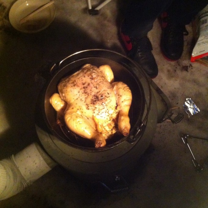 ダッチレシピ ダッチオーブンで鶏の丸焼きをする時は 丸鶏の下に香味野菜を敷くと良い感じだよ キャンプ初心者向け総合情報ブログ Hyper Camp Creators