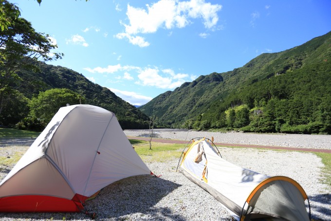 滋賀県キャンプイン海山は川沿いに区画サイトがきれいに並んでいます。