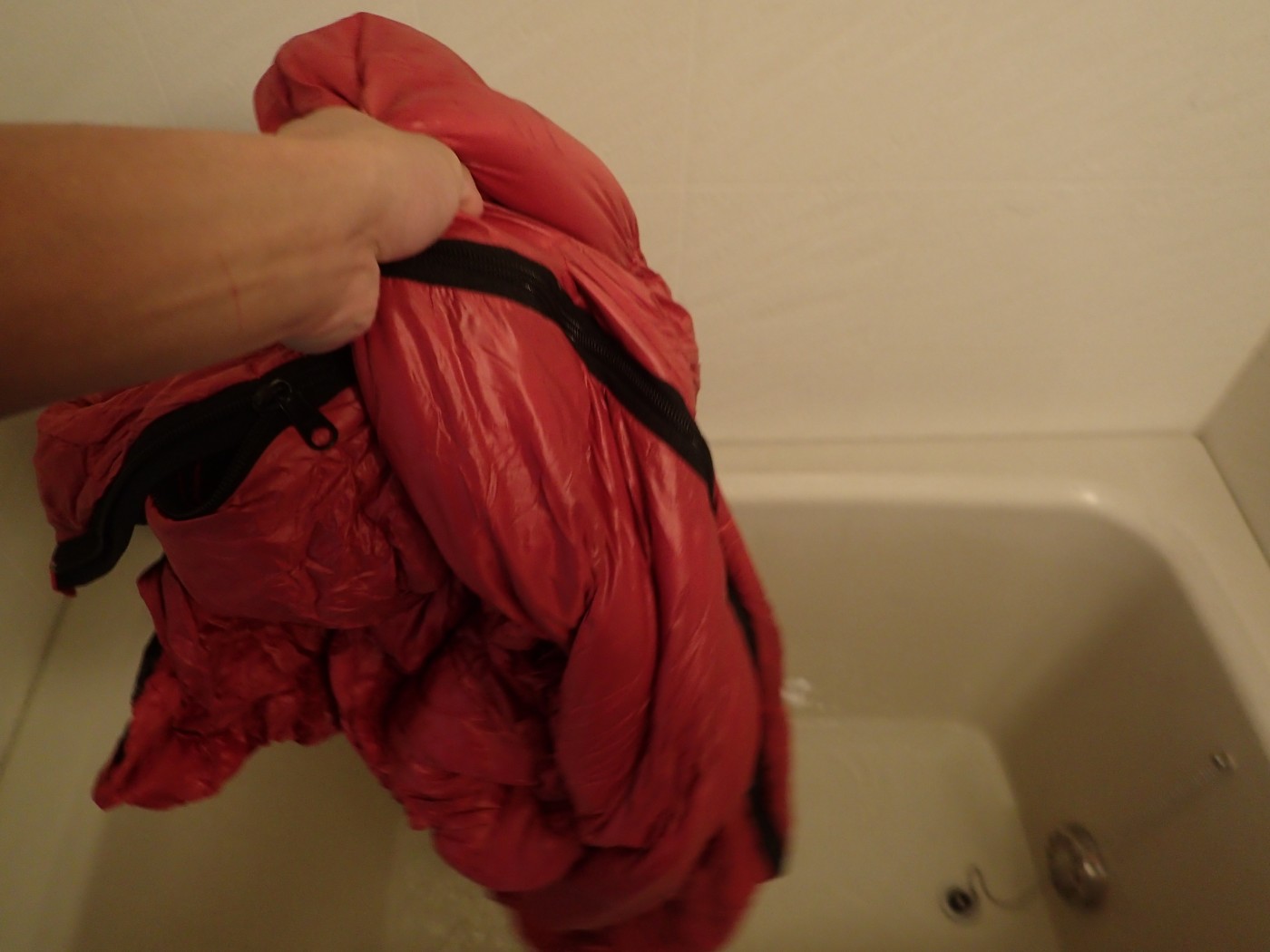 寝袋の正しい洗濯方法について。寝袋をお湯をためたバスタブに入れる写真
