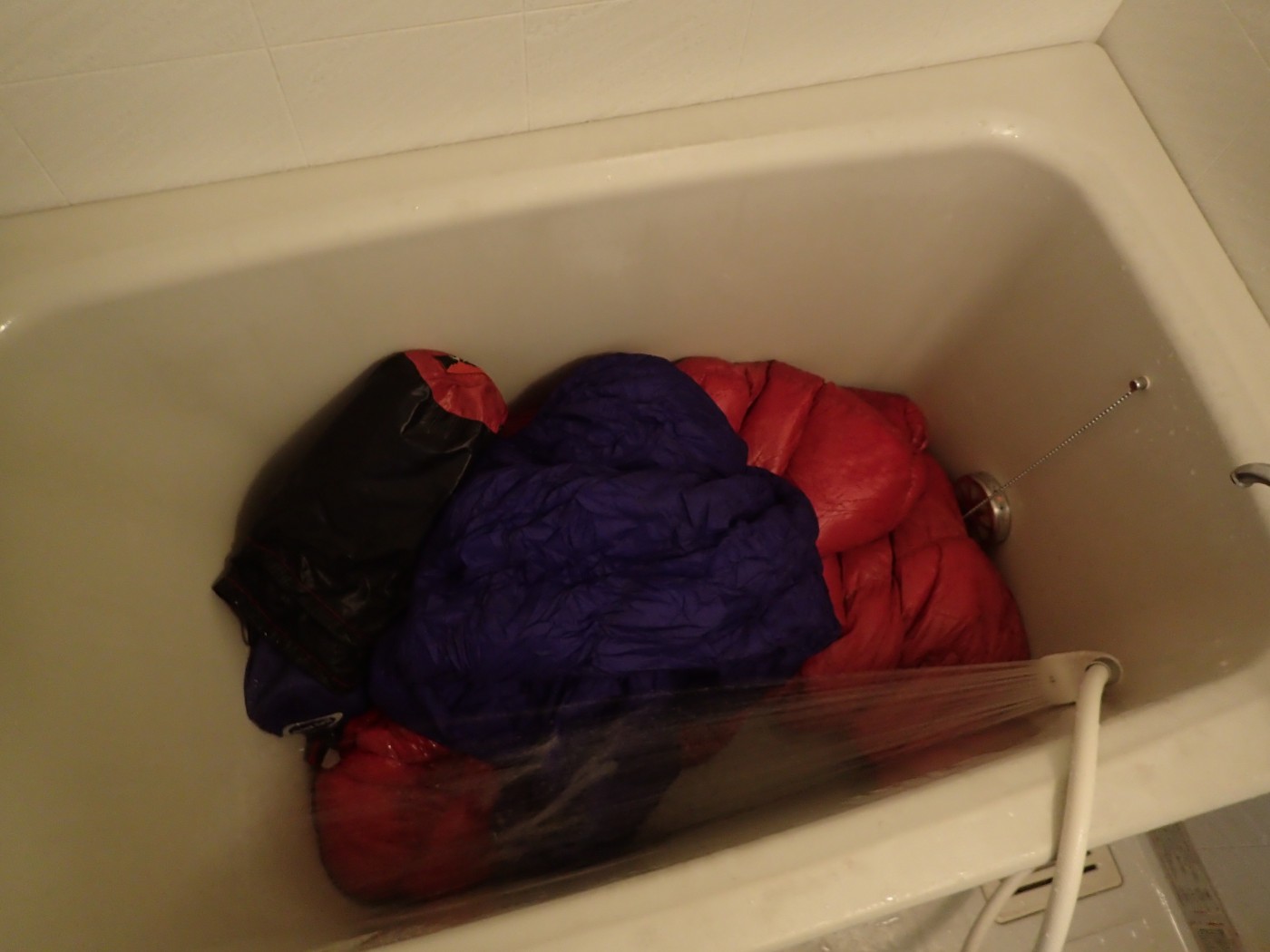 寝袋の正しい洗濯方法について。寝袋をお湯をためたバスタブに入れる写真