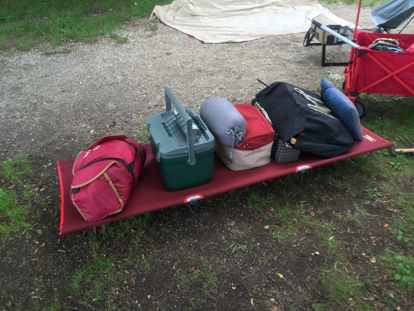 初心者向け】キャンプで荷物を直置きしないための意外なアイテムを紹介します。 | キャンプ初心者向け総合情報ブログ Hyper Camp Creators