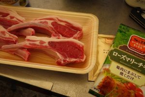 【キャンプレシピ】スキレットで骨付き肉を簡単に美味しく焼く方法