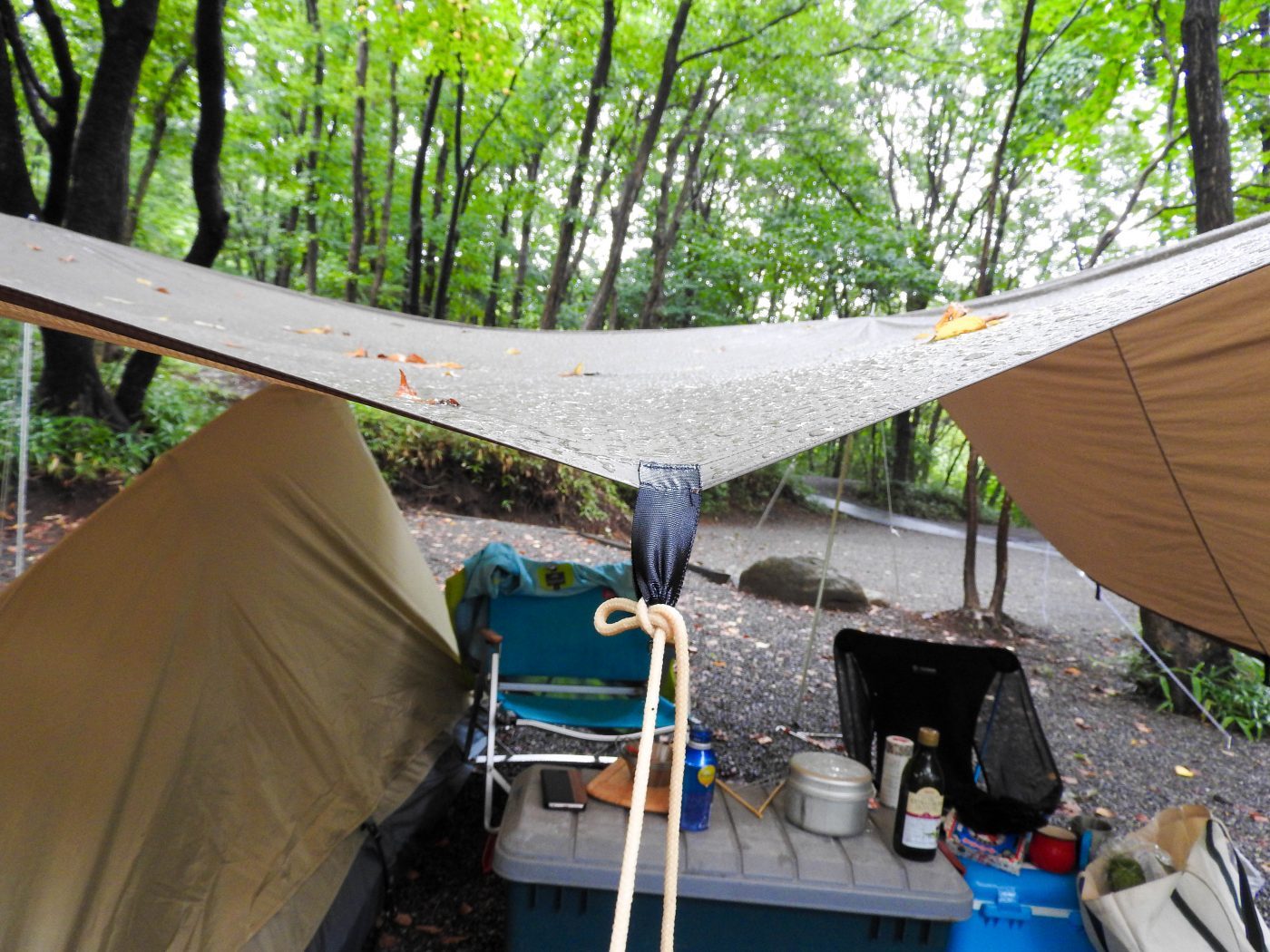 キャンプの雨対策 タープやテントの前室に雨が溜まっちゃう時どうすりゃいいの キャンプ初心者向け総合情報ブログ Hyper Camp Creators