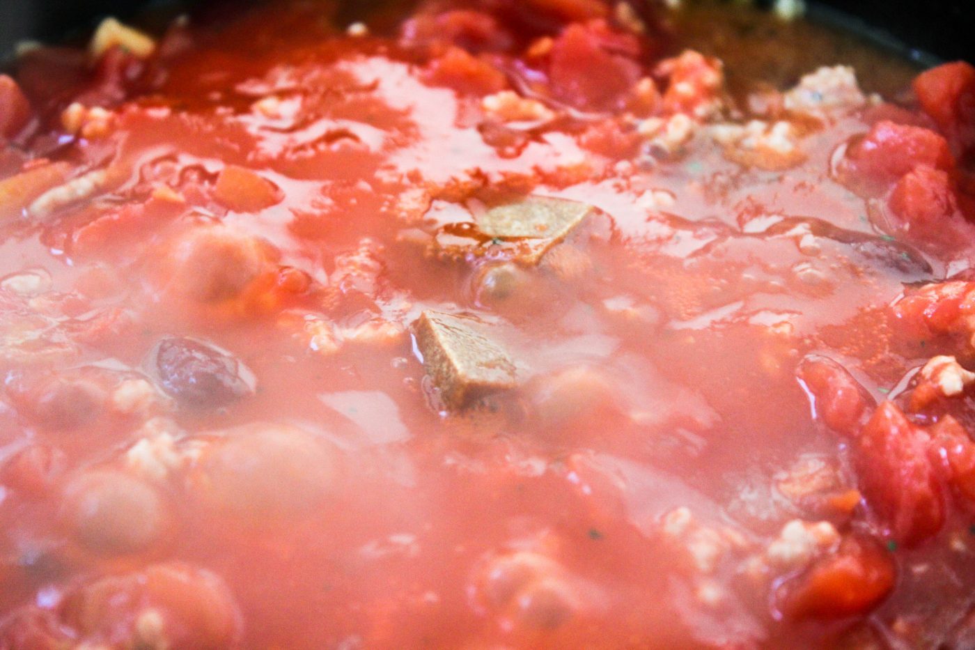 トマト缶とコンソメ2つを入れて軽く混ぜながら煮詰めていきます