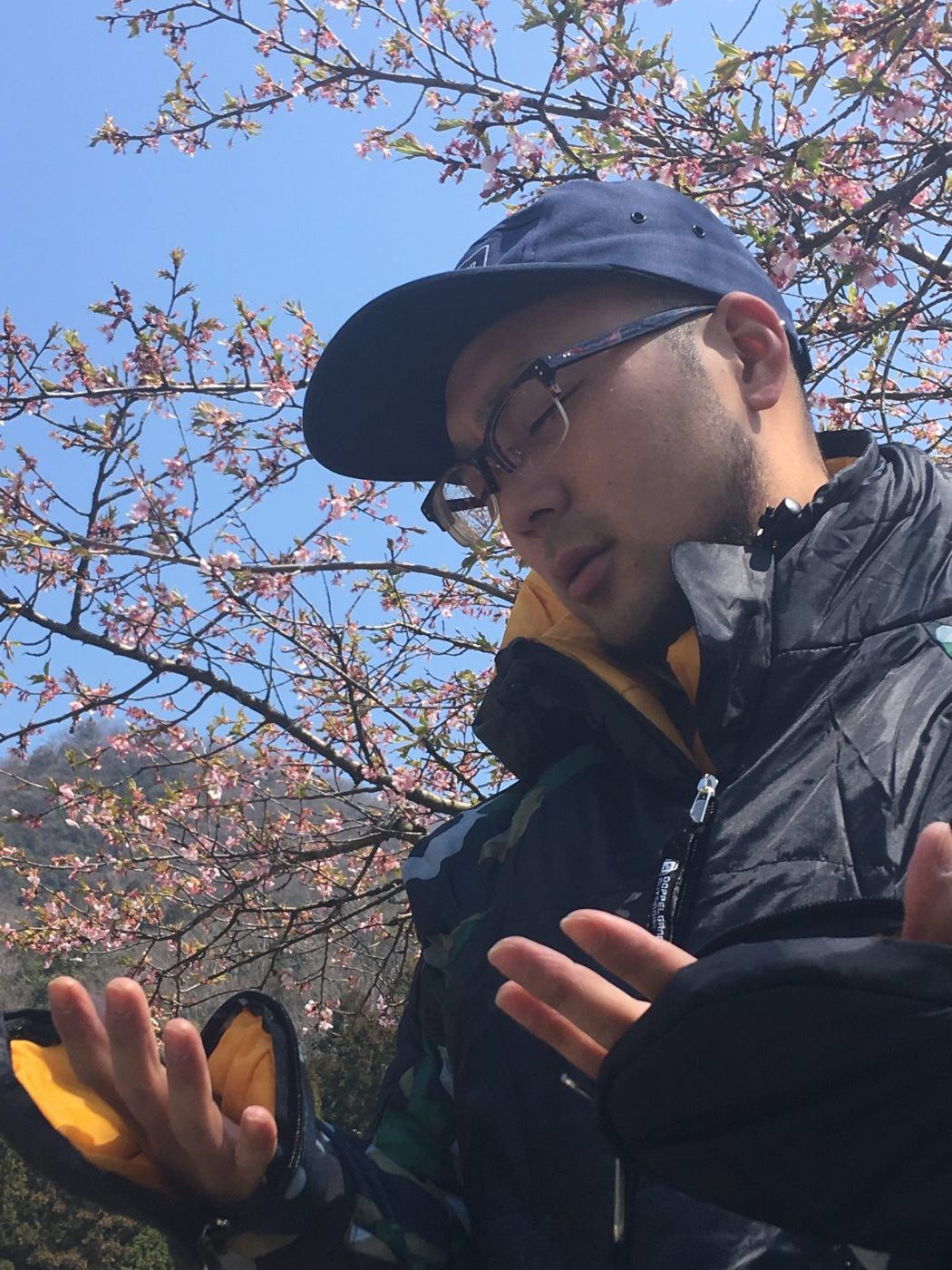 手が出るのは良いんだけど、片方の手のファスナーを閉めると、もう片方が閉めにくい