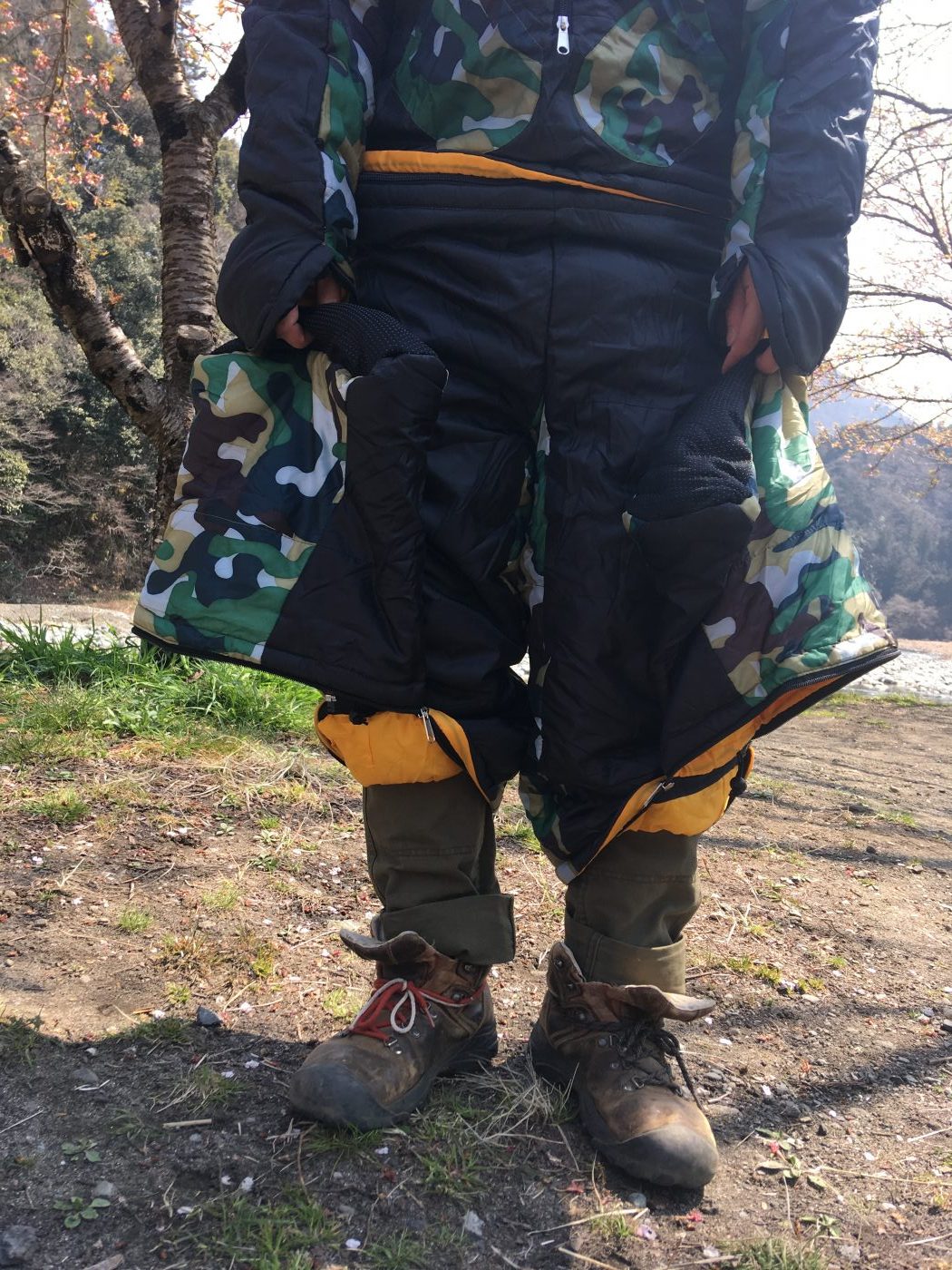 足首辺りのファスナーを外さないと足が出ない。