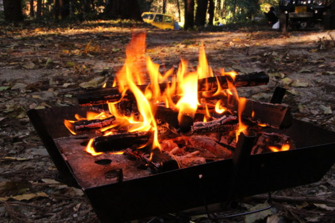 炭と薪を使い分けろ 炭と薪の使い方 初心者のためのキャンプ入門 キャンプ初心者向け総合情報ブログ Hyper Camp Creators