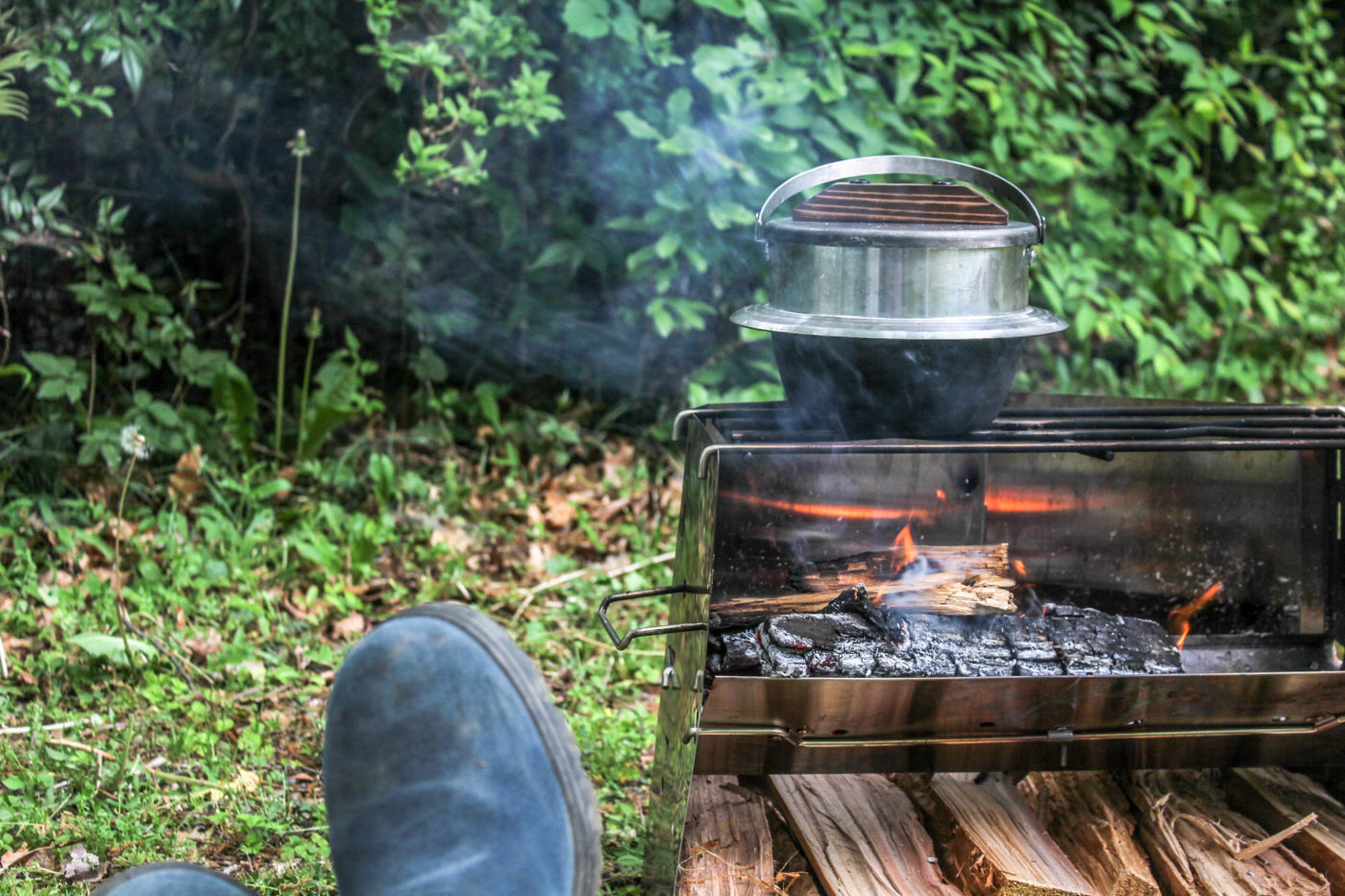 美味しくふっくらキャンプ羽釜で炊飯する時は、これくらいの薪をキープすると上手に炊けます。