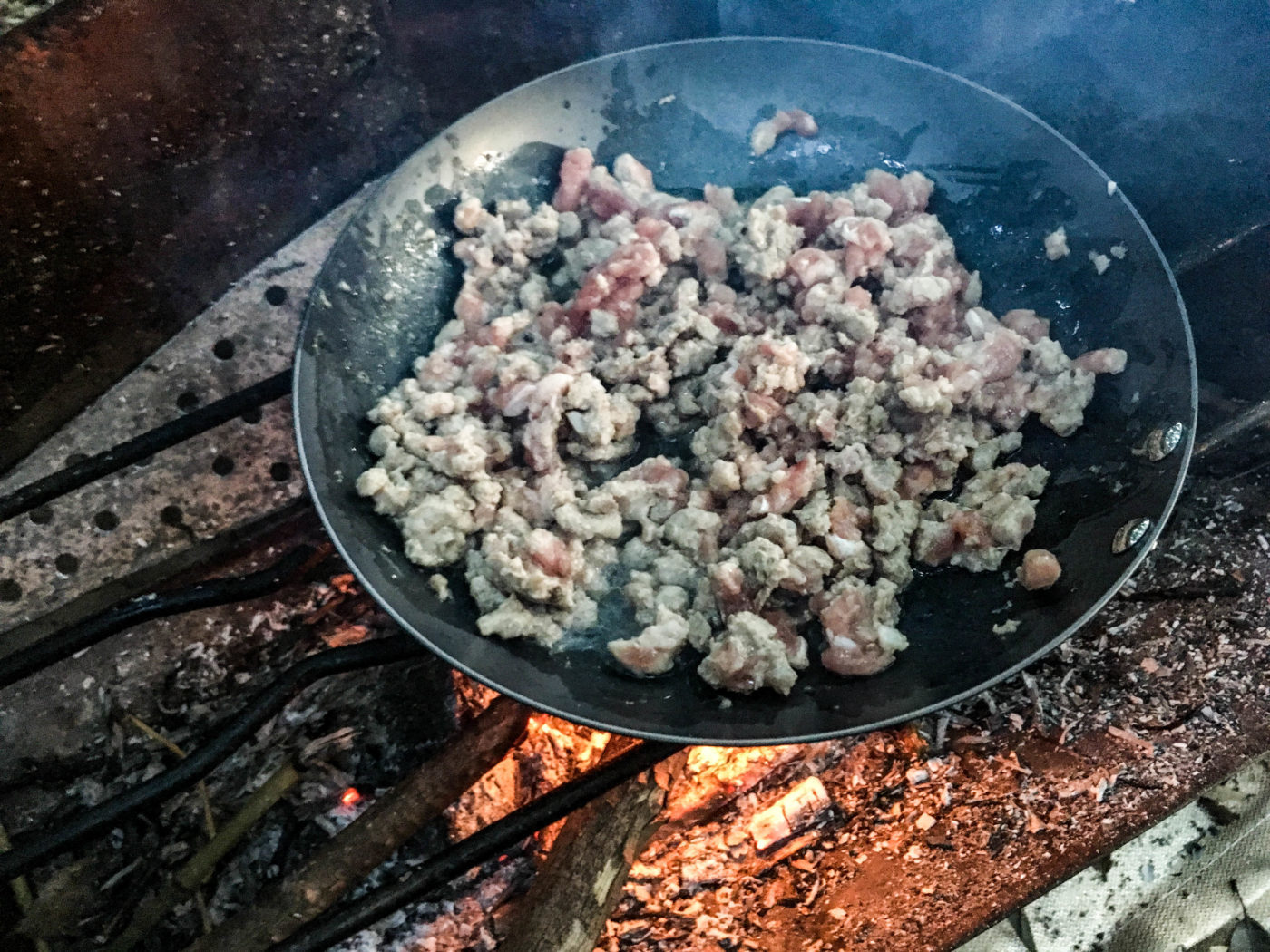 ソロキャンプにオススメしたいキャンプ飯、超絶簡単タコライス。豚ひき肉を色が変わるまで炒める