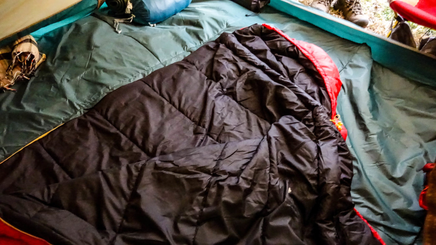 スナグパックの高コスパ寝袋スリーパーエクスペディションはファスナーを全部開くとお布団のようにも使える